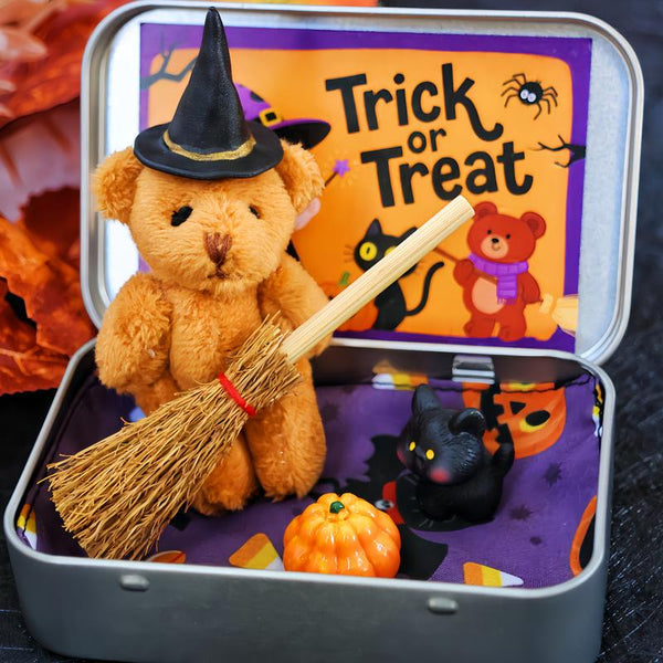 🎃🧸Mignon ours en peluche d'Halloween dans une boîte avec miniature de Witcher, couverture, balai, citrouille et chat🌟👻